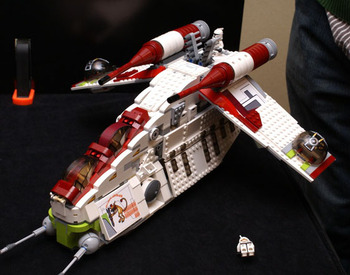 Недавно у меня была возможность поиграть с   LEGO Звездные Войны   , один из краеугольных камней превосходной линии LEGO Star Wars