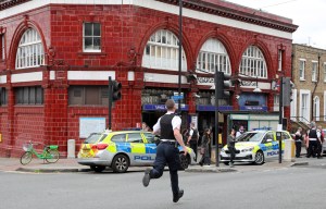 Путешественники поцарапают автомобили и какашки на детской площадке, поскольку они держат деревню, чтобы выкупить