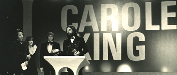 Лу Адлер (справа) вместе с Хербом Альпертом, Карен Карпентер и Ричардом Карпентером принял Грэмми в 1972 году как «Рекорд года» за «Слишком поздно» Кэрол Кинг и «Альбом года» за «Гобелен» Кинга