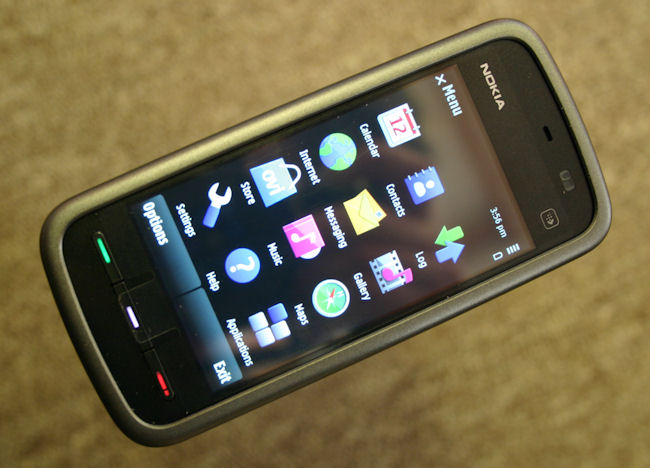 Nokia 5230 открывает новые возможности для Nokia, являясь одним из их первых телефонов S60, который имеет значительный доступ к низкому сегменту рынка