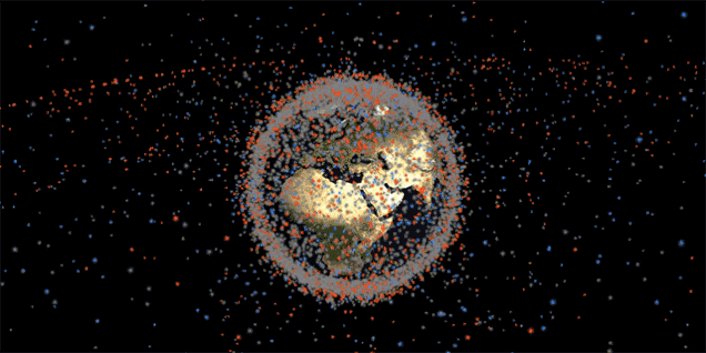 Спутники отмечены синим, отработавшие ракеты - красным и мусором - серым