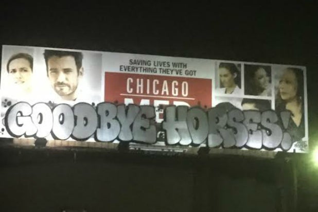 Вот что сделал очень плохой человек с рекламным щитом «Чикаго Мед» на углу Пико и Саут-Сволл-Драйв в Лос-Анджелесе